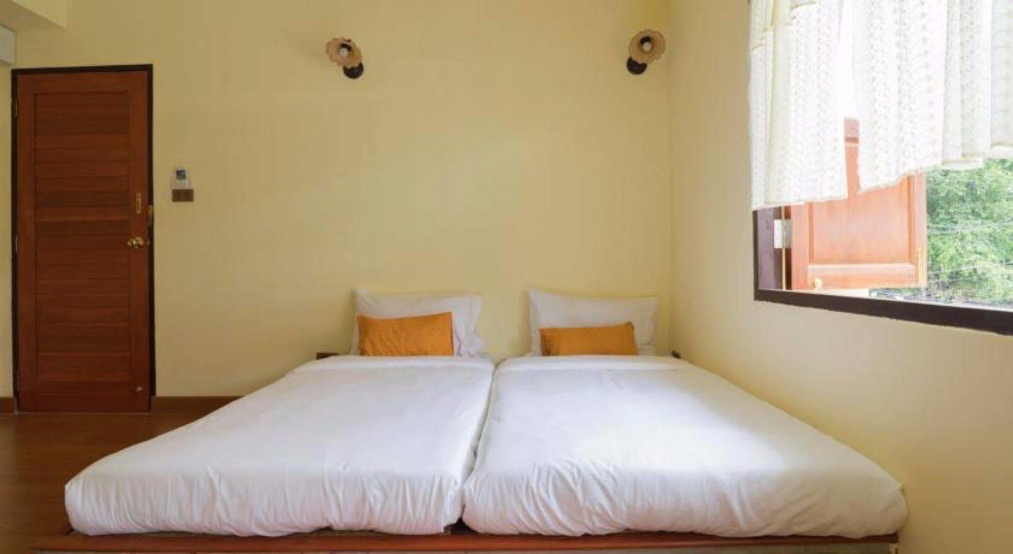 Manon Sleepeatdrink Bed and Breakfast Chiang Mai Exteriör bild