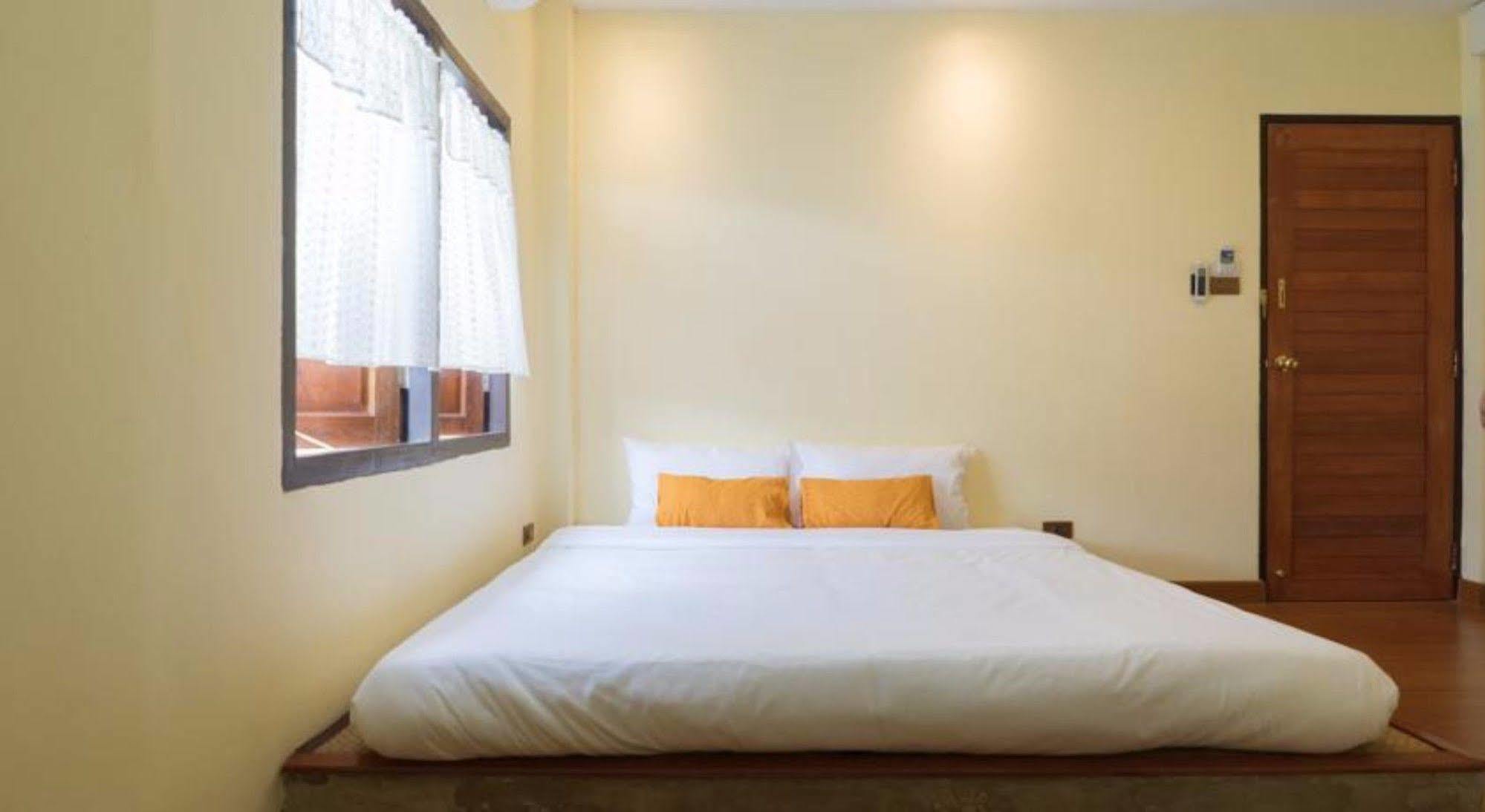 Manon Sleepeatdrink Bed and Breakfast Chiang Mai Exteriör bild