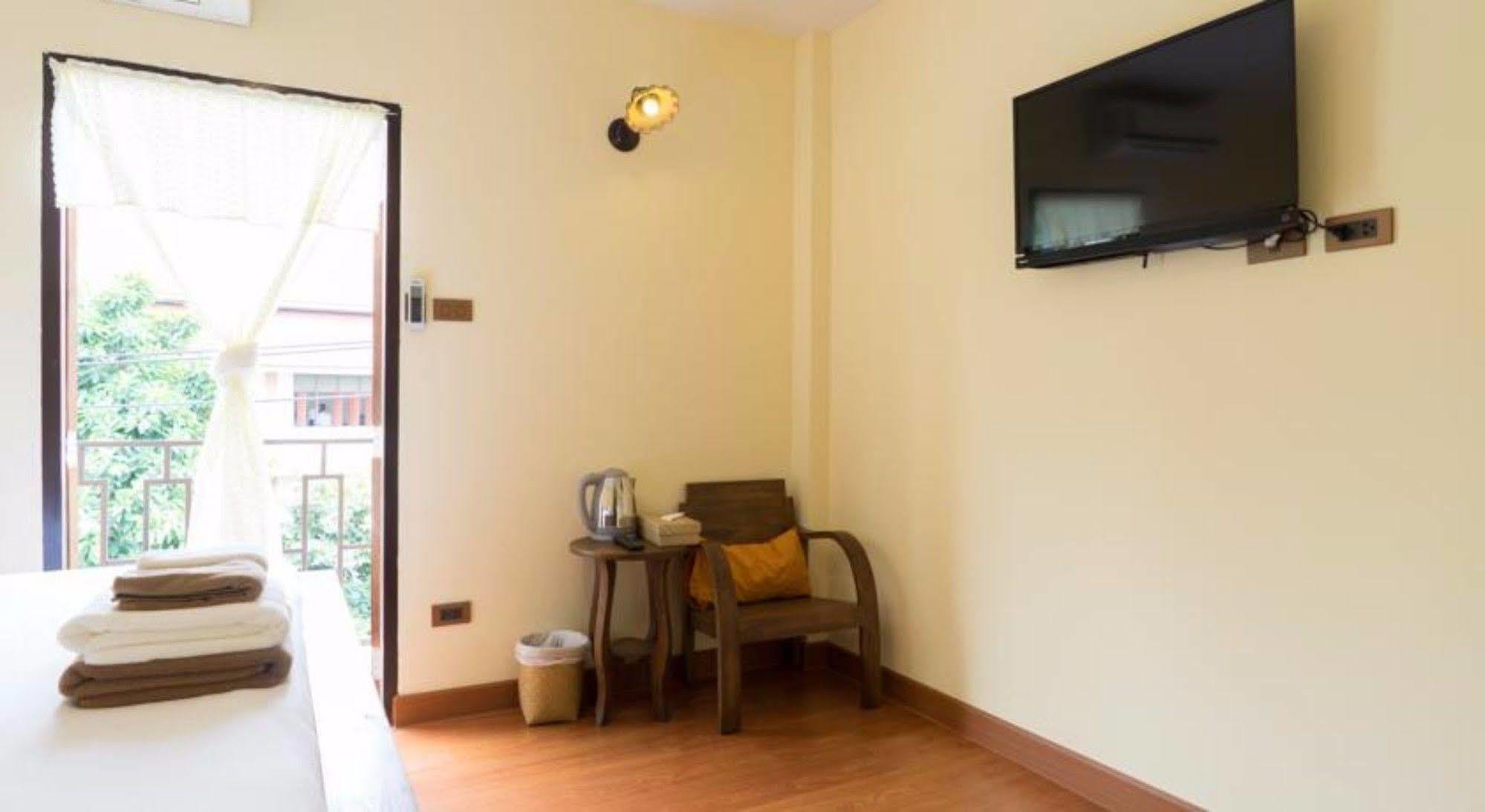 Manon Sleepeatdrink Bed and Breakfast Chiang Mai Exteriör bild