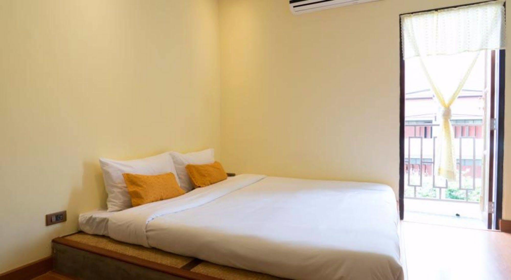 Manon Sleepeatdrink Bed and Breakfast Chiang Mai Exteriör bild